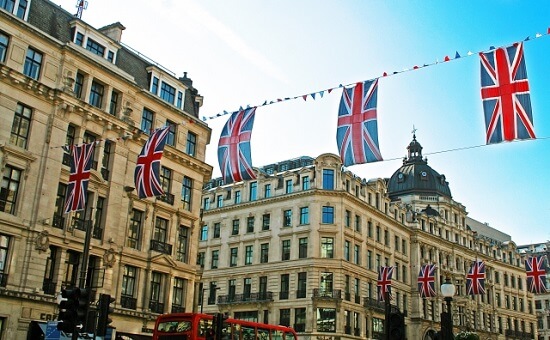 イギリスの国旗と街並み